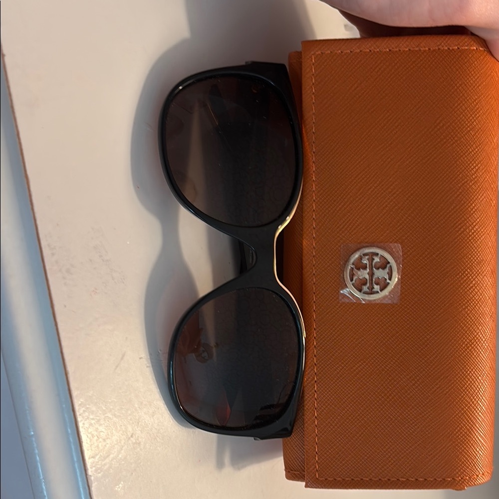 Women’s never worn Tory Burch sunglasses, in amazing condition